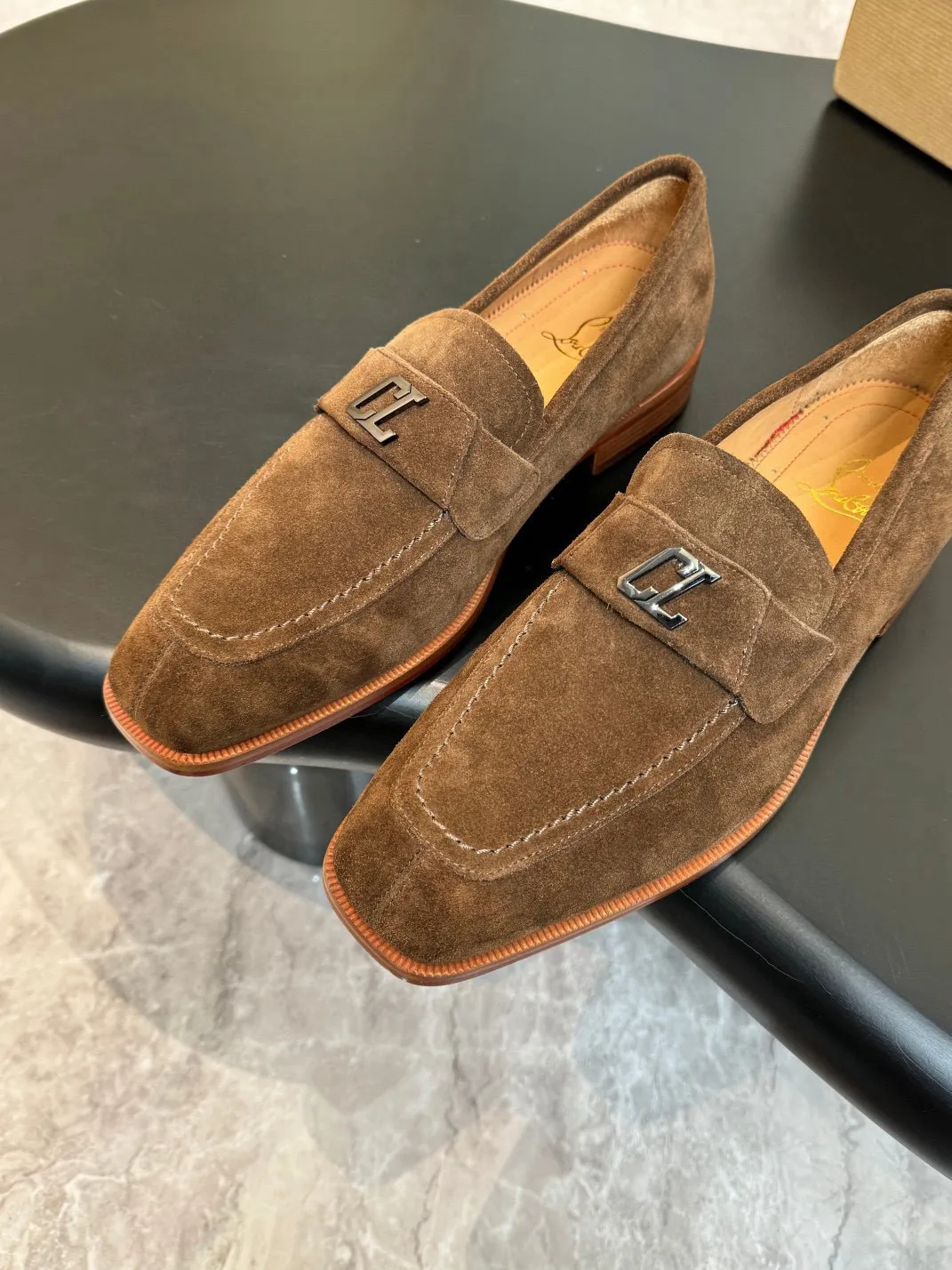 💰960 Christia*.Loubouti*🆑High-end men’s business formal leather shoes｜Classic red-soled shoes｜Original imported first-layer cowhide｜Iconic rivet decoration｜Water-dyed cowhide lining｜Italian imported red cowhide outsole｜High-end luxury｜Perfect interpretation of fashion, sunshine, style, suitable for various occasions Size: 39-44 (customized at 38.45.46)✅